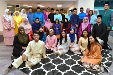 SAMA BERAYA: Kakitangan Berita Harian terdiri daripada (barisan belakang berdiri, dari kiri) Cik Norhaiza Hashim; Cik Haryani Ismail; Encik Norman Sawi; Cik Ismawati Ismail; Editor Malam, Encik Mohd Puad Ibrahim; Penolong kepada Editor, Encik Chairul Fahmy Hussaini: Cik Nurul Ain Razali, Encik Azahar Mohamed; Penolong Editor Encik Mohd Nizam Ismail; Encik Farid Hamzah; Encik Saini Salleh; Encik Mohammad Zulkifli Cheome; Ketua Penyunting, Cik Suhana Abdul Samat; Penolong kepada Editor, Encik Ismail Ali, Penolong kepada Editor, Encik Adli Yashir Kuchit; Cik Aidawati Anwar; Cik Atiyyah Mohd Said; Cik Shahida Sarhid; dan Penolong kepada Editor, Encik Muhammad Nazri Hadi Saparin. (Barisan kedua, duduk dari kiri) Cik Nur Adilah Ahmad Mahbob; Editor BH Encik Mohd Saat A. Rahman; Cik Nuryati Duriat; Cik Ervina Mohd Jamil; Cik Hasleen Bachik; Timbalan Editor BH, Encik Mohd Nazry Mokhtar; Penolong kepada Editor Cik Hanim Mohd Salleh; dan Encik Fakhruradzi Ismail. (Duduk di depan, dari kiri) Cik Zubaidah Mohammed Eusoff; Encik Muhammad Edrie Rizwan Abd Mutalib; Cik Humaira Sajat; Cik Nur Fathin Awalludin; Cik Irma Khairunisa Kamarudin; Cik Siti Aisyah Nordin; Cik Zulaiqah Abdul Rahim; dan Cik Masturah Razali. - Foto BH oleh NG SOR LUAN