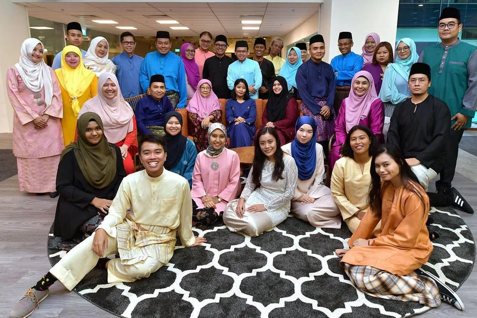 SAMA BERAYA: Kakitangan Berita Harian terdiri daripada (barisan belakang berdiri, dari kiri) Cik Norhaiza Hashim; Cik Haryani Ismail; Encik Norman Sawi; Cik Ismawati Ismail; Editor Malam, Encik Mohd Puad Ibrahim; Penolong kepada Editor, Encik Chairul Fahmy Hussaini: Cik Nurul Ain Razali, Encik Azahar Mohamed; Penolong Editor Encik Mohd Nizam Ismail; Encik Farid Hamzah; Encik Saini Salleh; Encik Mohammad Zulkifli Cheome; Ketua Penyunting, Cik Suhana Abdul Samat; Penolong kepada Editor, Encik Ismail Ali, Penolong kepada Editor, Encik Adli Yashir Kuchit; Cik Aidawati Anwar; Cik Atiyyah Mohd Said; Cik Shahida Sarhid; dan Penolong kepada Editor, Encik Muhammad Nazri Hadi Saparin. (Barisan kedua, duduk dari kiri) Cik Nur Adilah Ahmad Mahbob; Editor BH Encik Mohd Saat A. Rahman; Cik Nuryati Duriat; Cik Ervina Mohd Jamil; Cik Hasleen Bachik; Timbalan Editor BH, Encik Mohd Nazry Mokhtar; Penolong kepada Editor Cik Hanim Mohd Salleh; dan Encik Fakhruradzi Ismail. (Duduk di depan, dari kiri) Cik Zubaidah Mohammed Eusoff; Encik Muhammad Edrie Rizwan Abd Mutalib; Cik Humaira Sajat; Cik Nur Fathin Awalludin; Cik Irma Khairunisa Kamarudin; Cik Siti Aisyah Nordin; Cik Zulaiqah Abdul Rahim; dan Cik Masturah Razali. - Foto BH oleh NG SOR LUAN