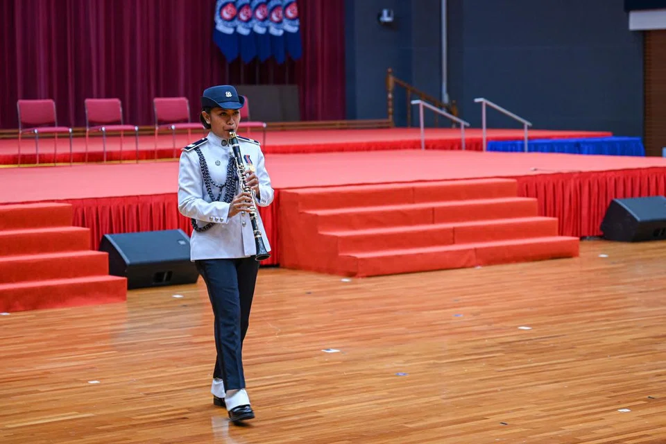 LATIH MUZIK: Berdasarkan kepakarannya, SSGT Natassha Lydia Julaimi, yang juga pemain alat muzik klarinet telah menghasilkan beberapa lagu seperti untuk Konsert Pancaragam Polis Dunia pada tahun 2021.