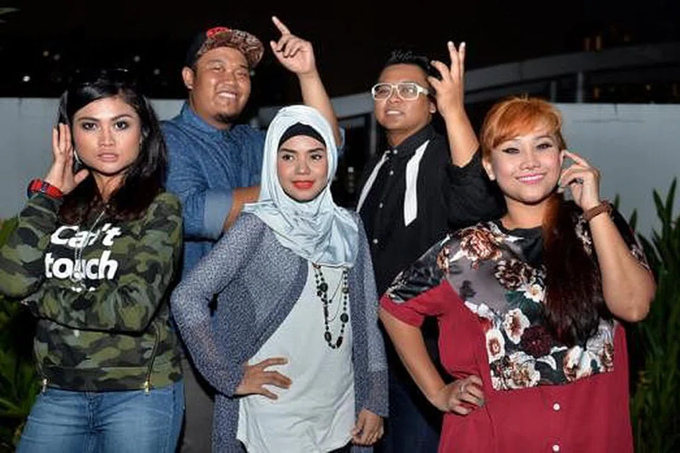 TIDAK GOYAH 'BERGOYANG' KE JAKARTA: Wakil Singapura ke peraduan realiti dangdut serantau, D'Academy Asia, (dari kiri) Abby Tinara, Suhaimi Zaini, Henny Hanip, M. Noe dan Lynn Malik, merebut peluang keemasan menebarkan bakat dan meraih pengalaman bersaing di Indonesia. - Foto M.O. SALLEH