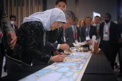 SENTUHAN SENI PAPAR KEPELBAGAIAN: Puan Halimah dan Menteri Kebudayaan, Masyarakat dan Belia, Encik Edwin Tong, memberi sentuhan terakhir pada panel seni yang bertujuan mencetus perbincangan tentang kepelbagaian. Panel itu akan digunakan untuk menghiasi tiang landasan MRT. - Foto BH oleh MARK CHEONG