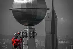 Juruteknik akses tali yang dikenali sebagai wanita besi Malaysia, Cik Normalia Sidek, tidak gentar ‘menawan’ bangunan pencakar langit, Menara Berkembar Petronas di Kuala Lumpur, yang pernah dinobatkan bangunan tertinggi di dunia.
