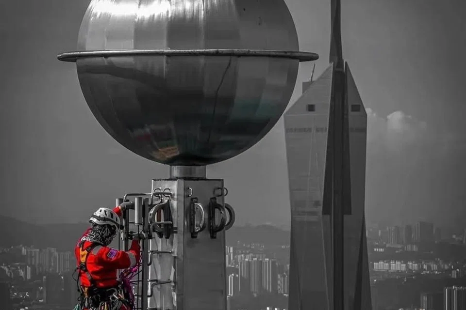 Juruteknik akses tali yang dikenali sebagai wanita besi Malaysia, Cik Normalia Sidek, tidak gentar ‘menawan’ bangunan pencakar langit, Menara Berkembar Petronas di Kuala Lumpur, yang pernah dinobatkan bangunan tertinggi di dunia.