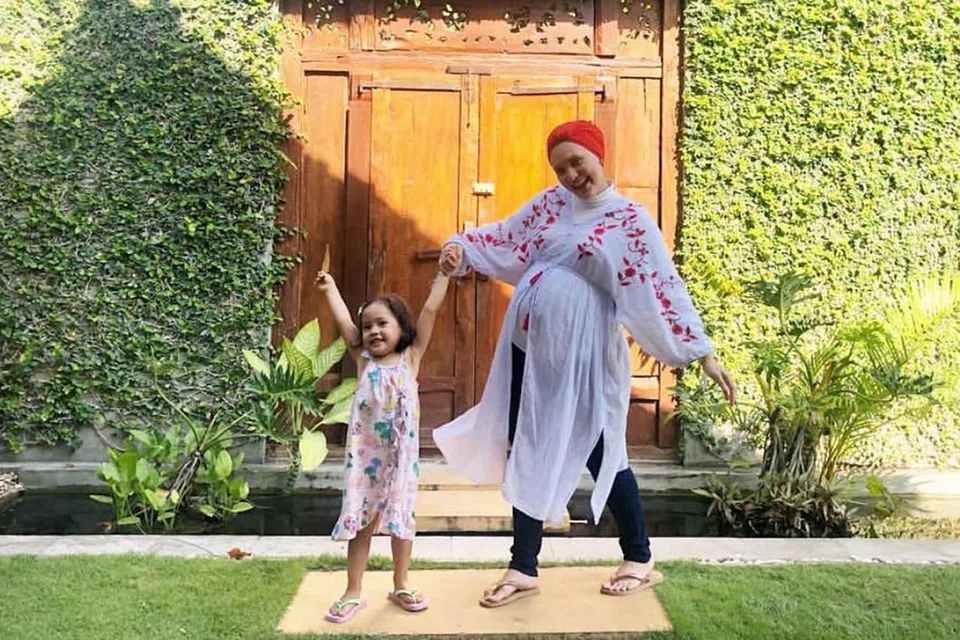 TURUT MERIAHKAN 2019: Pengacara Ainon Talib bakal melahirkan anak keduanya pada bulan depan. - Foto INSTAGRAM AINON TALIB