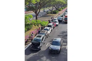 KEMALANGAN BERANTAI: Tiga orang dilaporkan cedera dalam pelanggaran berantai melibatkan 10 kenderaan di East Coast Parkway (ECP) semalam. - Foto ZAOBAO