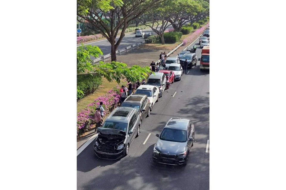 KEMALANGAN BERANTAI: Tiga orang dilaporkan cedera dalam pelanggaran berantai melibatkan 10 kenderaan di East Coast Parkway (ECP) semalam. - Foto ZAOBAO