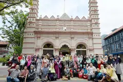 TEROKA SEJARAH SETEMPAT: Perhentian pertama peserta acara 'Jejak Warisan' ialah Nagore Durgha, Telok Ayer Street, di mana mereka disajikan maklumat dan kisah pendatang Muslim dari India. - Foto ZAINAL YAHYA