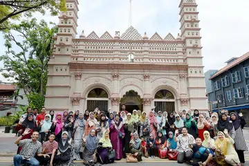 TEROKA SEJARAH SETEMPAT: Perhentian pertama peserta acara 'Jejak Warisan' ialah Nagore Durgha, Telok Ayer Street, di mana mereka disajikan maklumat dan kisah pendatang Muslim dari India. - Foto ZAINAL YAHYA