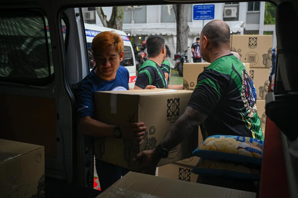 KERJA AMAL: Lebih 230 relawan turun padang pagi Ahad untuk mengagihkan sekitar 5,000 pek beriani kepada penduduk flat sewa serata Singapura serta 10 masjid dan tiga badan masyarakat.