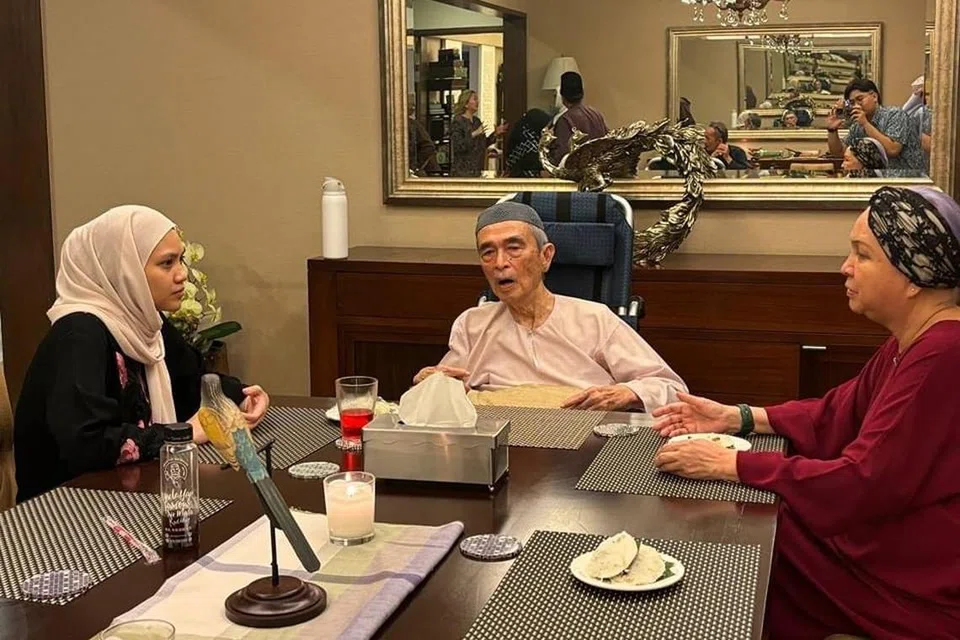 Gambar terkini mantan Perdana Menteri Malaysia, Tun Abdullah Ahmad Badawi (tengah), pada majlis berbuka puasa di kediaman rasmi beliau di Bait Badawi, Kuala Lumpur, pada 6 April.