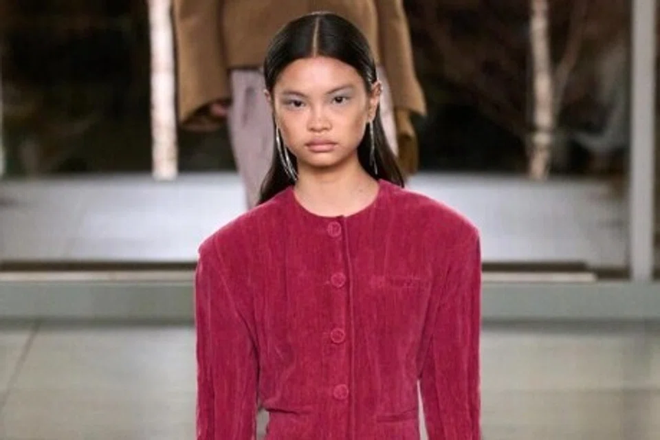 Skirt ‘midi’ boleh dipakai untuk penampilan yang profesional. 