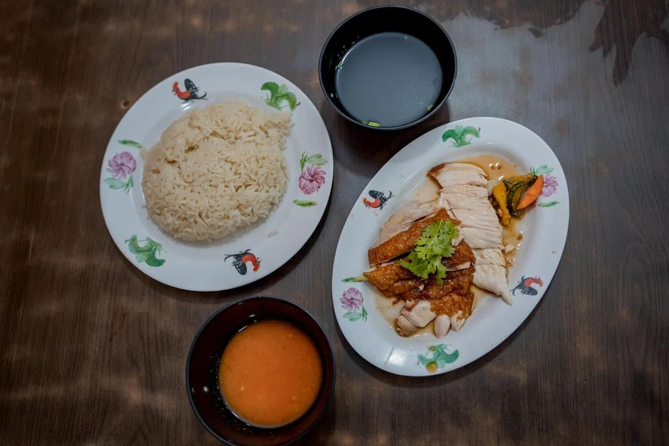 Evertop Family Restaurant di Joo Chiat Road menyajikan nasi ayam panggang dan nasi ayam kukus yang menyelerakan.