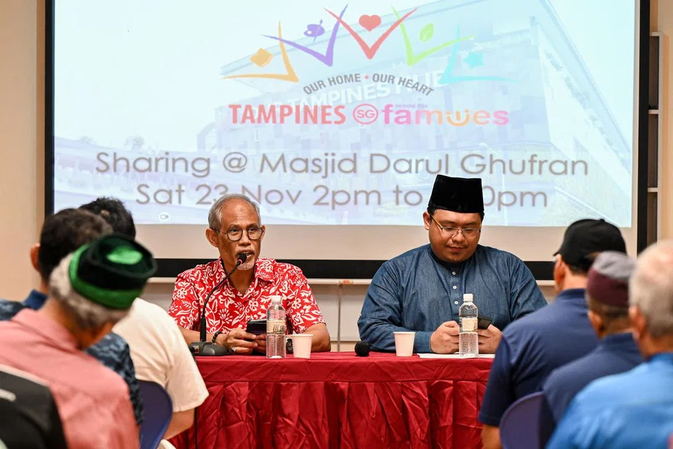 Menteri Bertanggungjawab bagi Ehwal Masyarakat Islam, Encik Masagos Zulkifli Masagos Mohamad, dan Pengerusi Masjid Ghufran, Ustaz Mohd Faizal Abdillah, semasa sesi sembang bersama 100 peserta yang terdiri daripada sukarelawan M Kuasa Tiga (M³), Duta Blok dan Pemimpin Akar Umbi dari Tampines. 