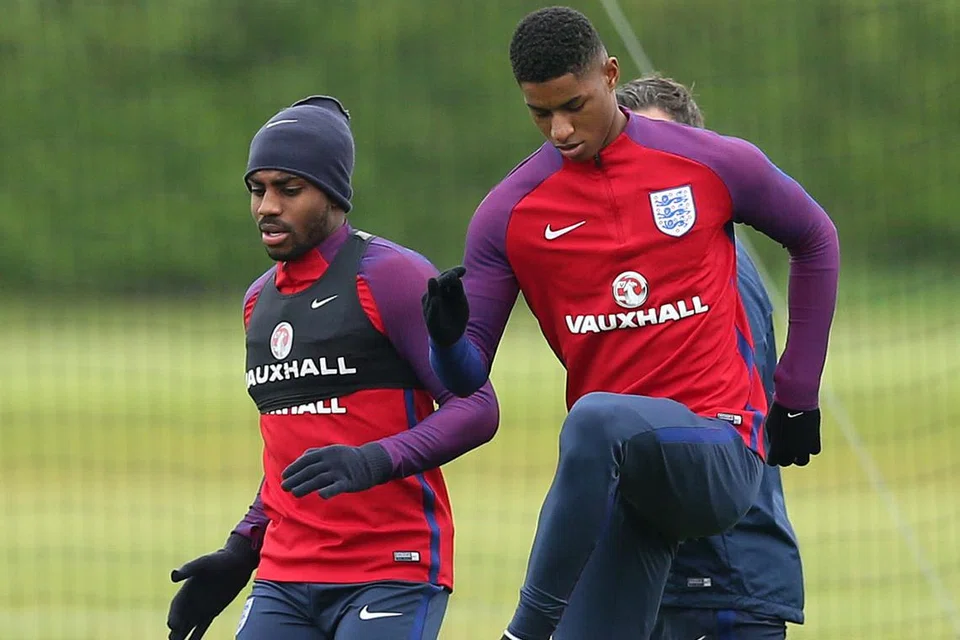 REBUT PELUANG: Marcus Rashford (kanan) dan Danny Rose menjalani latihan dengan England baru-baru ini. Rashford adalah pemain termuda di Euro 2016. Beliau baru berusia 18 tahun. - Foto REUTERS