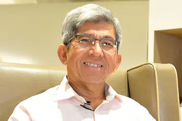 DR YAACOB IBRAHIM: Tekankan penting bagi bantu warga emas manfaatkan teknologi.