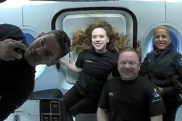 PERJALANAN LUAR BIASA: Kru Inspiration4 - (gambar sisipan, dari kiri) Encik Jared Isaacman, Cik Hayley Arceneaux, Encik Christopher Sembroski dan Profesor Sian Proctor - ketika mengelilingi orbit. SpaceX mendarat di Lautan Atlantik pesisir pantai Florida kelmarin selepas tiga hari berlepas ke angkasa lepas, sekali gus mengakhiri misi yang berjaya dan bersejarah tanpa kehadiran angkasawan profesional. - Foto-foto REUTERS