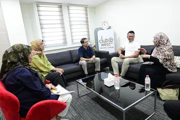 TINGKAT KEMAMPUAN: Dr Faishal membuat lawatan ke sesi latihan relawan dan fasilitator KMM@CC di Kelab Masyarakat Tampines West dan meluangkan masa berbincang dan bertukar pandangan dengan mereka semalam. - Foto YAYASAN MENDAKI