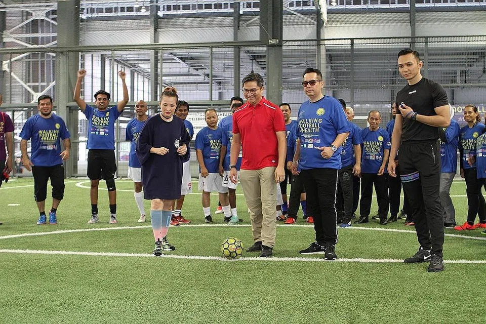 RASMIKAN PELAWANAN: (dari kiri) Cik Dee Dee Mahmood, Encik Saktiandi Supaat, Cef Amri dan Encik Don Adzahar (pengadil) menunggu detik memulakan perlawanan WalkingFootball4Heath. - Foto INIAZ RAHIM