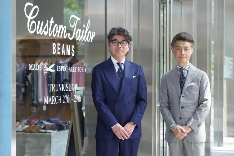 Pengarah Kreatif Beams, Encik Tatsuya Nakamura (kanan), dan pakar ukuran, Encik Tamao Shirai, di Colony Clothing, UE Square.