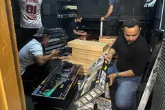 Antara senjata tiruan yang ditemui selepas polis menyerbu premis di Pekan Parit Sulong, Batu Pahat.