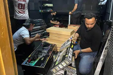 Antara senjata tiruan yang ditemui selepas polis menyerbu premis di Pekan Parit Sulong, Batu Pahat.