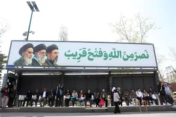 Penduduk menunggu di sebuah stesen bas di Teheran pada 21 April 2026, ketika ketidaktentuan masih menyelubungi situasi keselamatan susulan pengumuman Presiden Amerika Syarikat, Donald Trump, untuk melanjutkan gencatan senjata antara kedua-dua negara. 