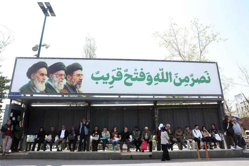 Penduduk menunggu di sebuah stesen bas di Teheran pada 21 April 2026, ketika ketidaktentuan masih menyelubungi situasi keselamatan susulan pengumuman Presiden Amerika Syarikat, Donald Trump, untuk melanjutkan gencatan senjata antara kedua-dua negara. 