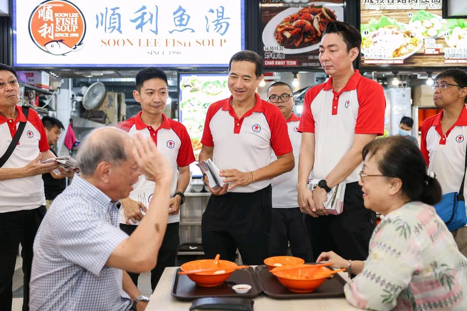 Bendahari Parti Rakyat Singapura (SPP), Encik Williiamson Lee (belakang, dua dari kiri); setiausaha agung, Encik Steve Chia (belakang, tiga dari kiri); dan pengerusi parti, Encik Melvyn Chiu (belakang, dua dari kanan); semasa lawatan bertemu penduduk di  Toa Payoh Palm Spring pada 29 Mac.