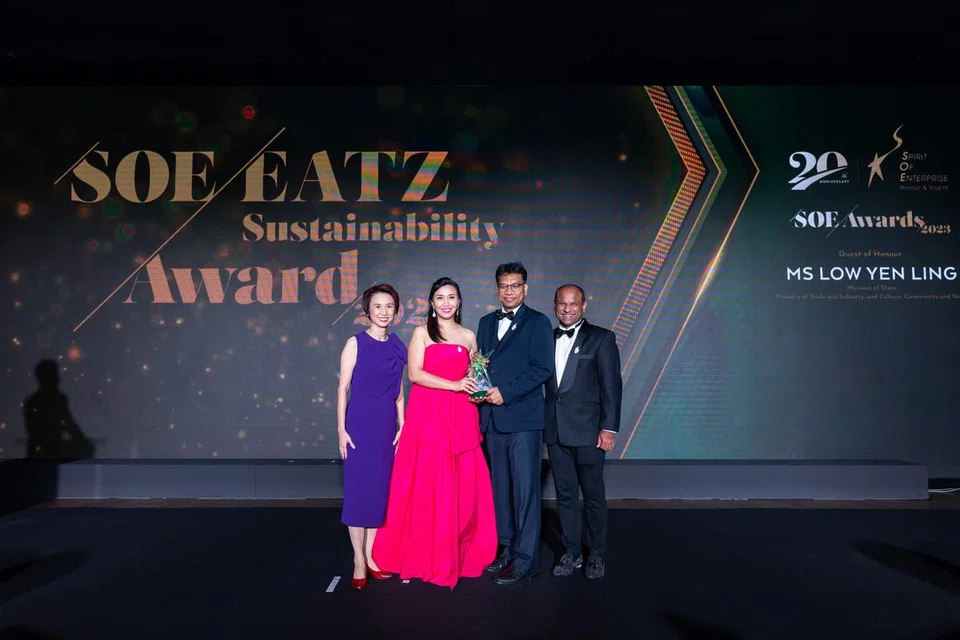 DIIKTIRAF: Encik Azhar Othman (dua dari kanan) menerima Anugerah Kemampanan SOE-EATZ 2023 bagi syarikat Enercon Asia. Bersamanya ialah (dari kiri) Menteri Negara Kanan (Perdagangan dan Perusahaan), Cik Low Yen Ling; Pengarah Urusan Eatz Group, Cik Novie Djayayanti Tjoa; dan Presiden Anugerah Semangat Keusahawanan (SOE), Encik Ismail Gafoor.