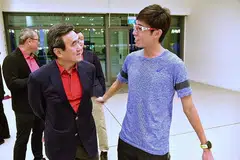 TIDAK SEHALA: Presiden Atletik Singapura Tang Weng Fei (kiri) berinteraksi bersama atlet maraton nasional Soh Rui Yong pada 2018. - Foto fail BH