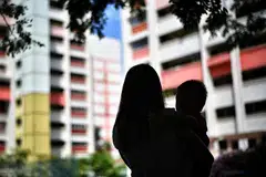 SOKONGAN BUAT IBU BAPA: Pemerintah menyokong semua ibu bapa, termasuk ibu belum bernikah yang bekerja, untuk memberi anak mereka peluang pendidikan dan penjagaan kesihatan yang baik agar mereka dapat mencapai potensi penuh. - Foto fail