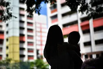 SOKONGAN BUAT IBU BAPA: Pemerintah menyokong semua ibu bapa, termasuk ibu belum bernikah yang bekerja, untuk memberi anak mereka peluang pendidikan dan penjagaan kesihatan yang baik agar mereka dapat mencapai potensi penuh. - Foto fail