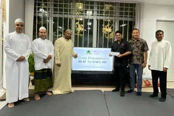 (Dari kiri) Pengarah Eksekutif MTFA, Dr Abdul Qader Al-aidaroos; Naib Presiden MTFA, Syed Jaafar Syed Alwi Madihi; Encik Abdul Rahman Mohd Hanipah; Encik Muhammad Toy-yib Abu Hurairi; Encik Mohd Fahmi Aliman; dan Encik Sanny Abdullah di majlis penyampaian cek derma $10,000 MTFA kepada RLAF pada 22 Mac. 