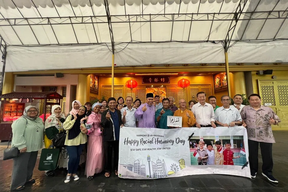 SAMBUTAN HARI KEHARMONIAN KAUM: Peserta ‘Bas Harmoni’  mengunjungi pelbagai tempat ibadat termasuk kuil Buddha Zu-Lin sempena sambutan Hari Keharmonian Kaum pada 20 Julai lalu.