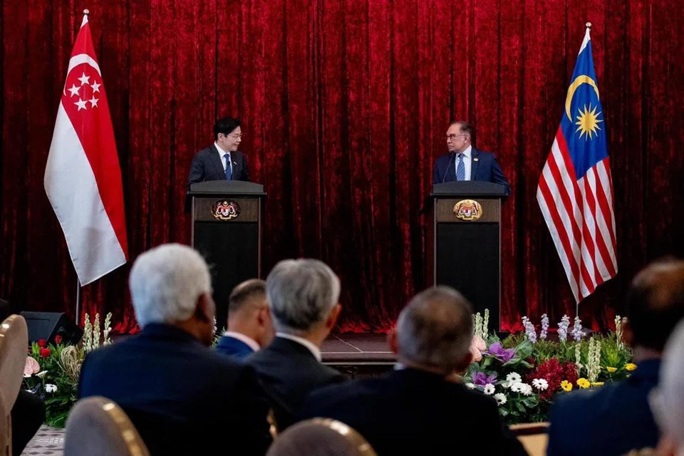 Perdana Menteri Malaysia, Datuk Seri Anwar Ibrahim (kanan), dan  Perdana Menteri Singapura, Encik Lawrence Wong, mengadakan sidang media bersama usai mesyuarat sempena kunjungan hormat dan lawatan kerja rasmi Encik Wong ke Malaysia pada 12 Jun. 
