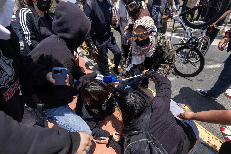 bantahan, ICE, LA