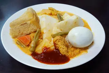 Lontong dikatakan  mengandungi 798 kalori dalam setiap hidangan.