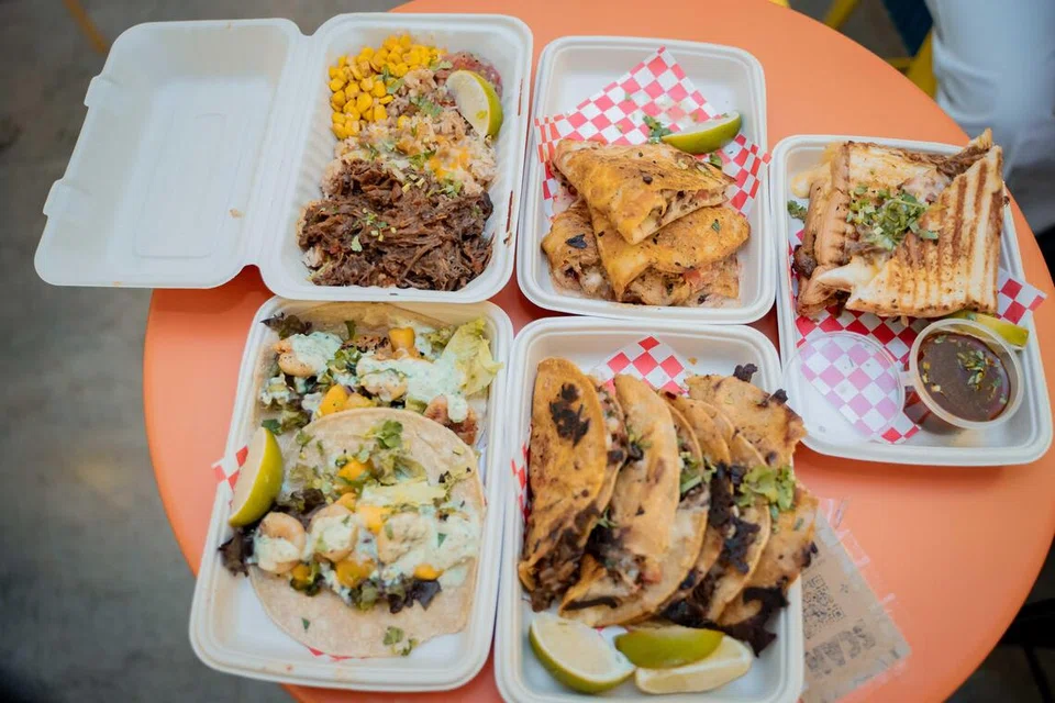 (Dari kiri) ‘Garlic Prawn Taco’, ‘Birria Beef Burrito Bowl’, ‘Cajun Chicken Quesadilla’, ‘Birria Beef Grilled Cheese’ dan ‘Birria Beef Taco’ adalah antara hidangan yang harus dicuba semasa di Bored Tacos. 
