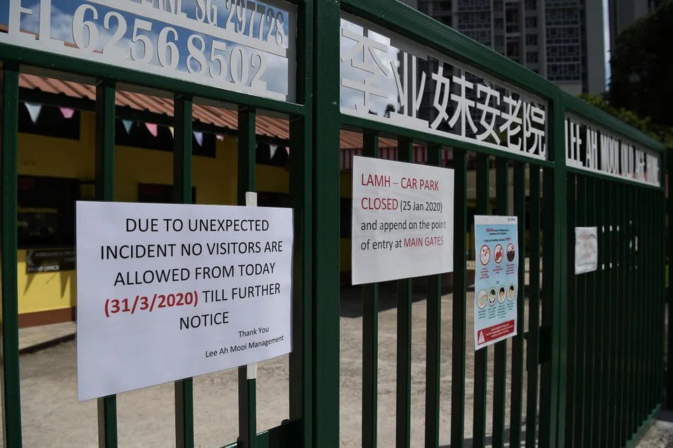 DILARANG MENGUNJUNG: Tanda notis diletak di gerbang masuk Rumah Penjagaan Warga Emas Lee Ah Mooi ekuran beberapa kes jangkitan yang melibatkan rumah penjagaan itu. - FOTO: KUA CHEE SIONG