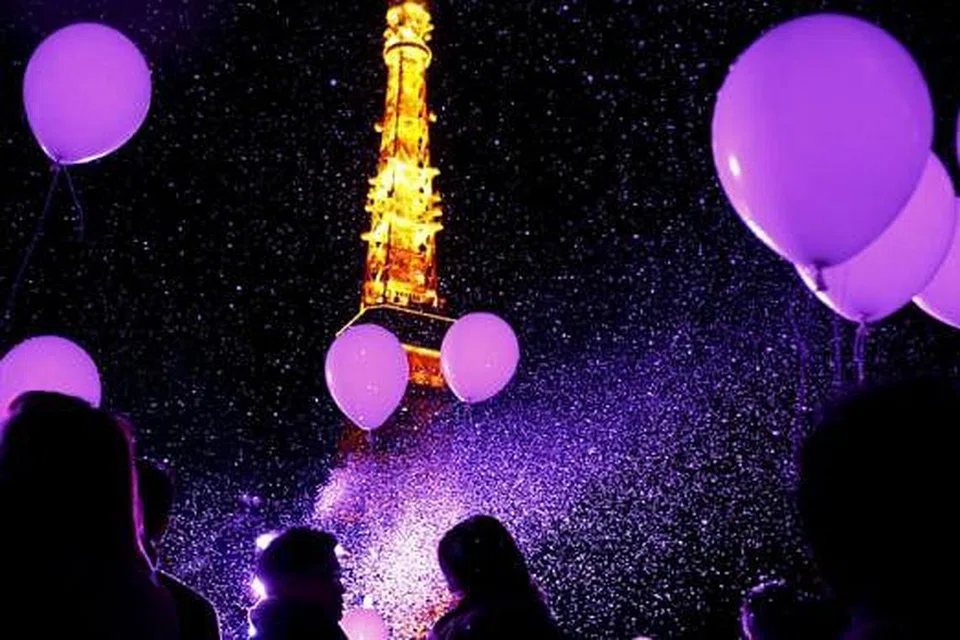 DI SERATA DUNIA... RAI DENGAN BELON: Orang ramai memegang belon untuk dilepaskan sebaik masuk tahun baru 2016 di hotel depan Tokyo Tower di Tokyo, Jepun. 