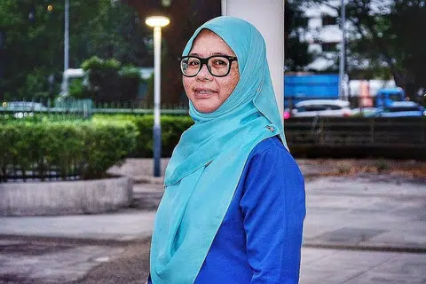 GAYA HIDUP SIHAT: Cik Rahimah Maarof mencari masa untuk bersenam selama sejam setiap hari dan menjaga makanan dan minumannya dalam usaha menghindari penyakit kronik dan kekal sihat. - Foto BH oleh KHALID BABA