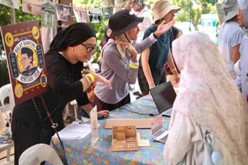 Para relawan di reruai Ambin Ubin semasa Hari Ubin 2026 pada Jun lalu.