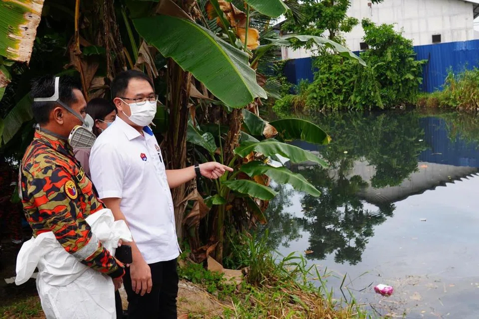 Pengerusi Jawatankuasa Kesihatan dan Alam Sekitar Johor, Encik Ling Tian Soon (dua dari kiri) bersama anggota bomba melihat air Sungai Pandan yang berwarna hitam dan berbau busuk, disyaki menjadi punca pencemaran bau bahan kimia di Kampung Melayu Pandan; Taman Daya; Taman Mount Austin dan Taman Istimewa, di Johor Bahru, pada 3 September.
