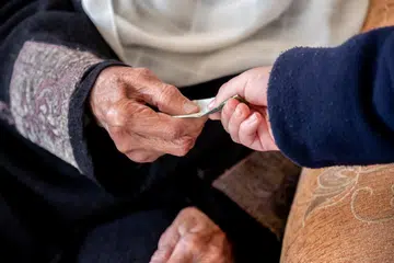 Allah swt mewajibkan zakat ke atas mereka yang mempunyai kemampuan untuk meringankan beban dan kesusahan yang ditempuhi golongan kurang bernasib baik. 