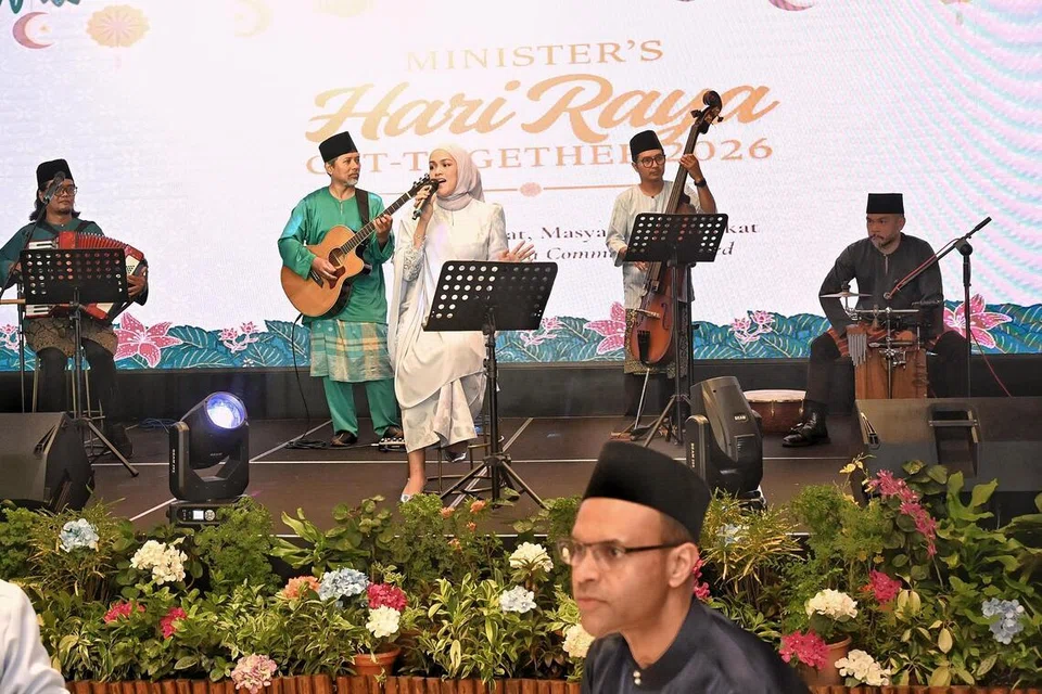 Majlis perjumpaan Hari Raya diserikan dengan lagu-lagu Hari Raya oleh Orkestra Melayu Singapura.