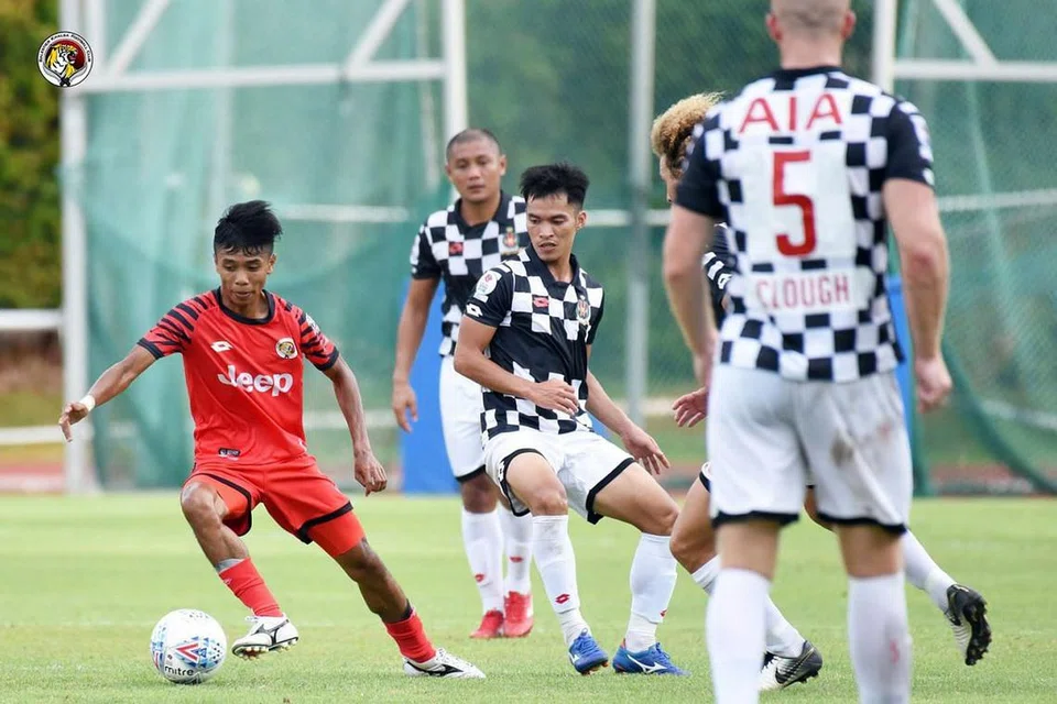 MENGGELECEK LAWAN: Hazzuwan (kiri) akan menjadi antara tunggak harapan Balestier untuk membantu mereka mendapatkan gol apabila mereka bertemu Tampines malam ini. - Foto BALESTIER KHALSA 