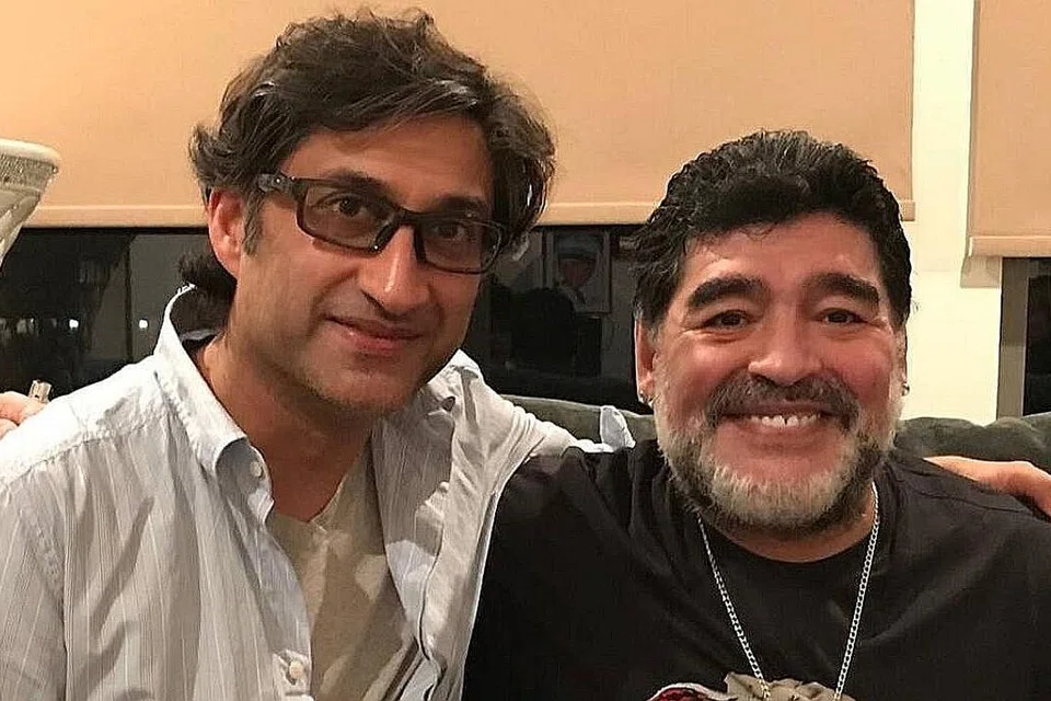 DOKUMENTARI TINGGALKAN KESAN: Meskipun pengarah dokumentari 'Diego Maradona', Encik Asif Kapadia (kiri) tidak pasti jika mendiang Maradona sudah menyaksikan dokumentari itu, pengalaman mewawancara legenda itu tetap terpahat di ingatan kerana warna-warni personalitinya. - Foto TWITTER ASIF KAPADIA