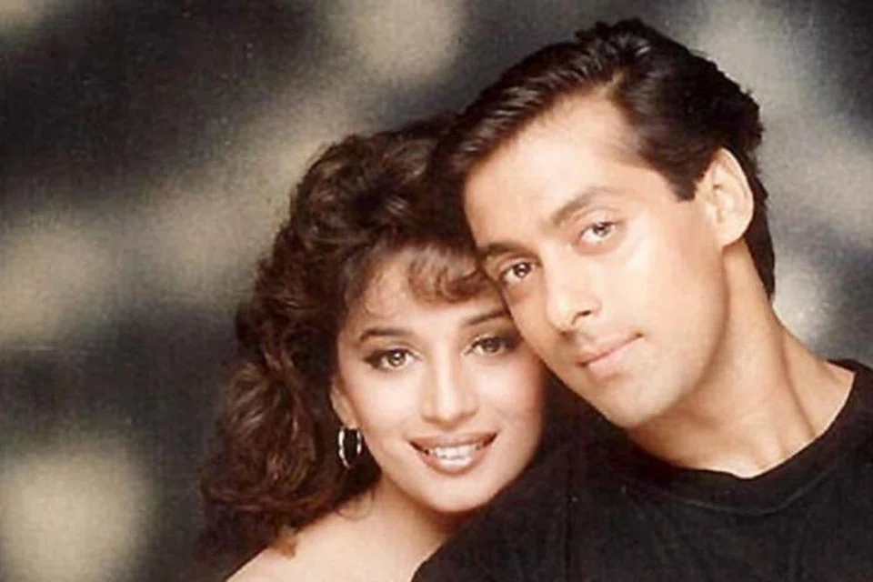 Madhuri Dixit (kiri) dikatakan menerima bayaran lebih banyak daripada ‘hero’ nama besar seperti Salman Khan pada zaman kegemilangannya.