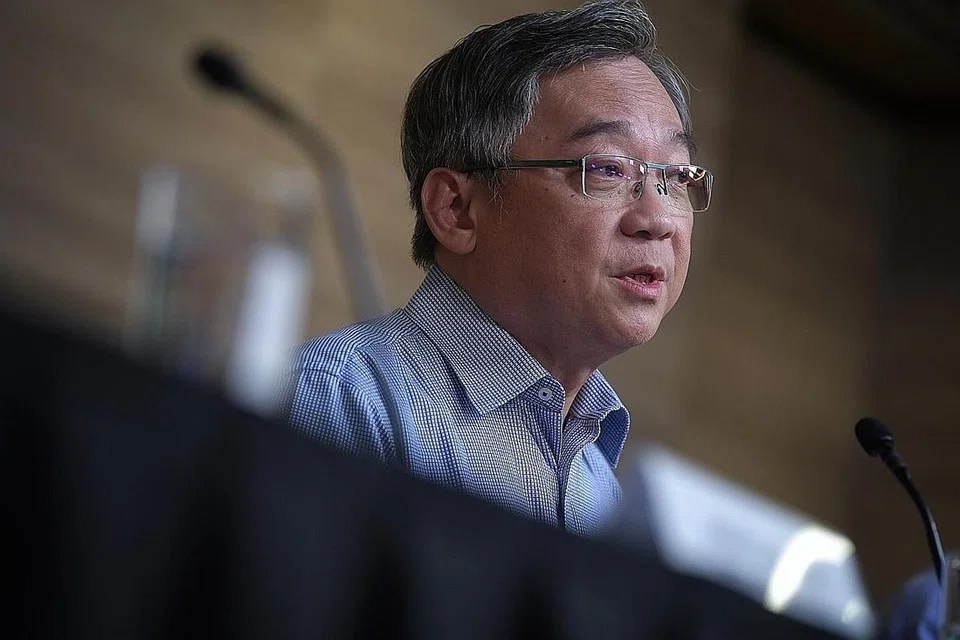 KONGSI MAKLUMAT: Menteri Kesihatan Gan Kim Yong (atas) dan rakan sejawatannya, Datuk Seri Dr Dzulkefly Ahmad, mengadakan satu persidangan video kelmarin dan berkongsi maklumat terkini mengenai keadaan berkaitan penularan koronavirus Covid-19 di negara masing-masing.