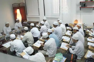TUNTUT ILMU: Tidak kira usia, golongan muda mahupun tua harus terus tuntut ilmu demi mempertingkat ilmu dan diri. - Foto hiasan 